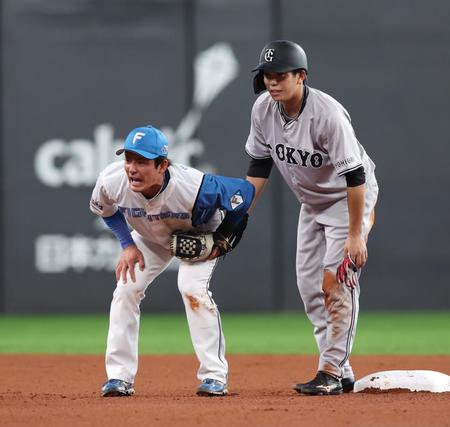 　１回、一走・門脇（右）の二塁へのスライディングで交錯した水野（撮影・中島達哉）