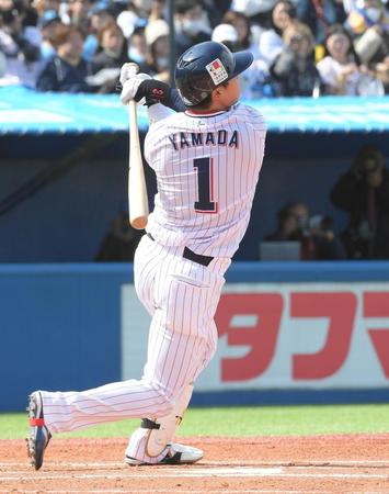 　１回、山田は左越え本塁打を放つ（撮影・佐藤厚）