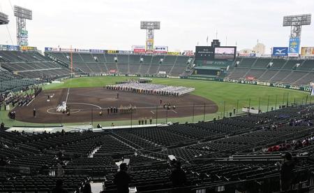 　入場行進のリハーサルを行う選抜高校野球大会に出場する選手たち（撮影・北村雅宏）