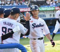 　７回、西川（右）は右中間に２ランを放ち、ナインに迎えられる（撮影・佐藤厚）