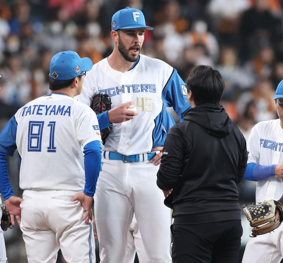 　２回、マウンドに集まるバーヘイゲン（中央）ら日本ハムナイン（撮影・中島達哉）