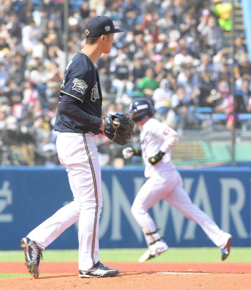 　１回、田嶋は山田（右）に左越え本塁打を打たれる（撮影・佐藤厚）