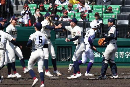 　延長タイブレークを制し喜ぶ八戸学院光星ナイン（撮影・佐々木彰尚）