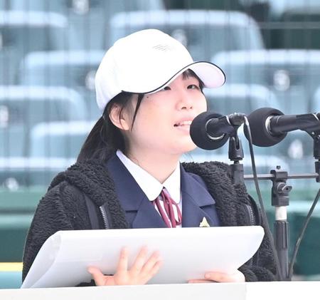 　開会式リハーサルで司会をする岐阜北高校の古田桃香さん＝３月１７日