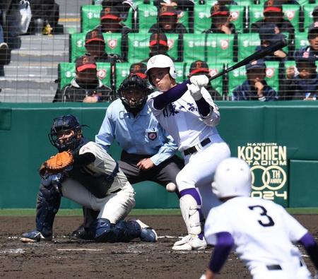 　８回、関東第一・高橋は遊撃適時内野安打を放つ（撮影・佐々木彰尚）