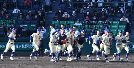 　勝利報告に向かう星稜ナイン（撮影・佐々木彰尚）