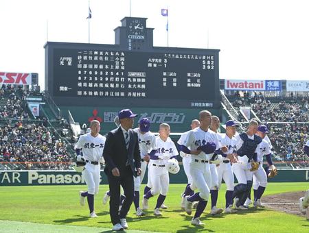 　試合に敗れ落胆する関東第一ナイン（撮影・石井剣太郎）