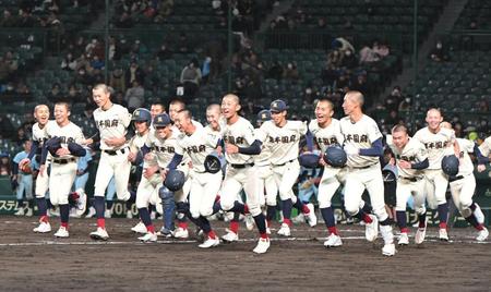 　試合に勝利し、笑顔で駆け出す熊本国府ナイン（撮影・石井剣太郎）