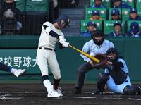 　３回、熊本国府・内田は左中間に適時二塁打を放つ（撮影・佐々木彰尚）