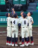 　７回、マウンドに集まり天を仰ぐ熊本国府の選手たち（撮影・早浪章弘）