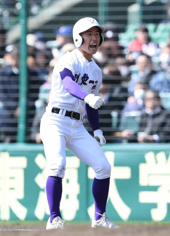 　５回、先制適時打を放った関東第一・坂本慎太郎（撮影・石井剣太郎）