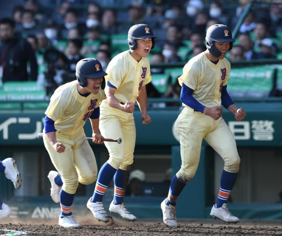 　９回、東汰生の適時打で勝ち越し、喜ぶ星稜ナイン（撮影・石井剣太郎）