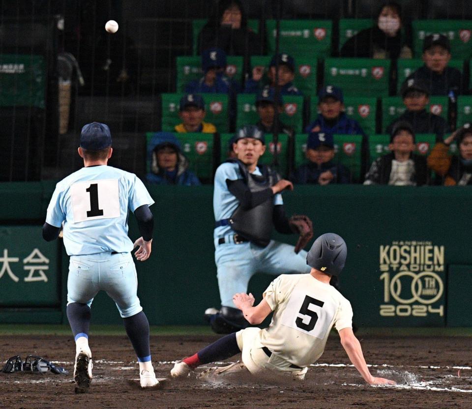 　１０回、近江・西山が暴投。高橋が本塁に送球するも熊本国府の三走・梅田が生還しサヨナラとなる（撮影・佐々木彰尚）