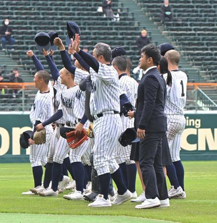 　試合に勝利し、喜びの阿南光ナイン（撮影・石井剣太郎）