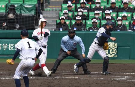 　９回、モイセエフが空振り三振に倒れ試合終了。阿南光・井坂（右）もガッツポーズ（撮影・佐々木彰尚）