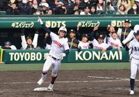 　８回、豊川・モイセエフは右越えに２ランを放つ（撮影・佐々木彰尚）