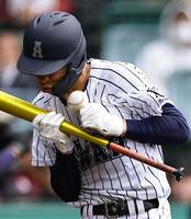 　８回、死球を受ける阿南光・井坂