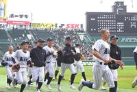 　試合に勝利し、喜びの阿南光ナイン（撮影・石井剣太郎）