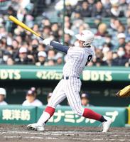 　８回、２ランを放つ豊川・モイセエフ（撮影・石井剣太郎）