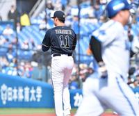 　３回、牧（手前）に中越えソロを打たれた山下（撮影・開出牧）