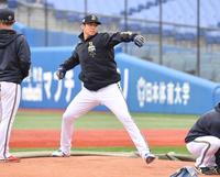 　試合前、マウンドの感触を確かめる山下（撮影・開出牧）