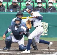 　８回、阿南光・井坂は死球を受ける（撮影・佐々木彰尚）