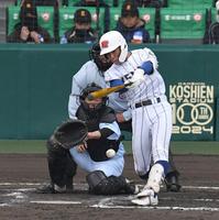 　７回、高崎健康福祉大高崎・佐々木は左前に適時打を放つ（撮影・佐々木彰尚）