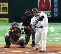 　３回、レフトへ２ランを放つ山川（撮影・中田匡峻）