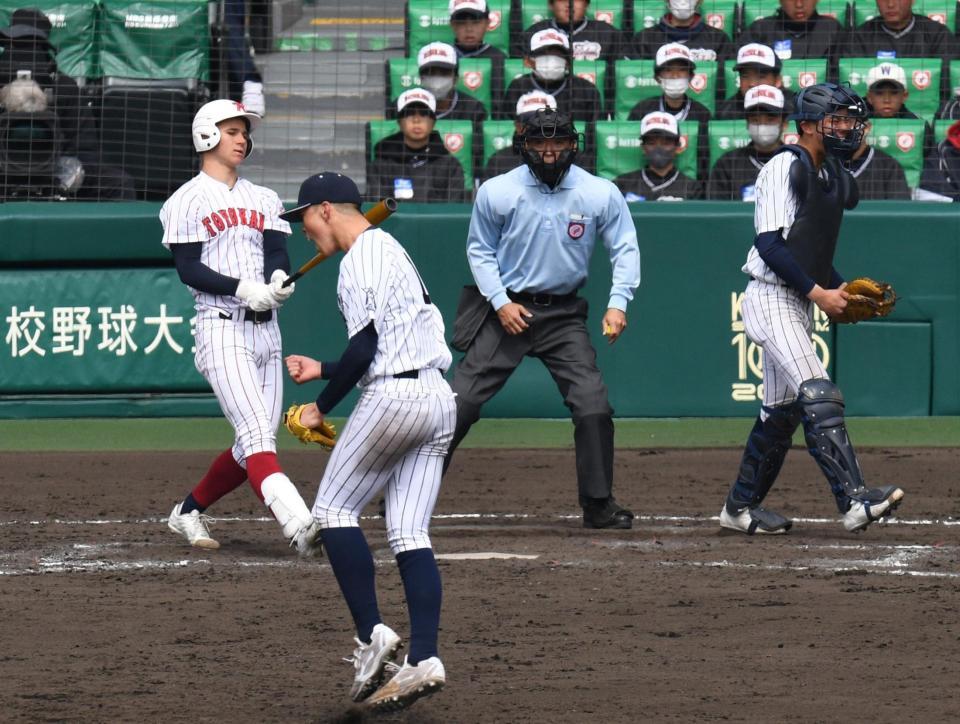 　９回、豊川・モイセエフが空振り三振に倒れ、試合終了（撮影・佐々木彰尚）