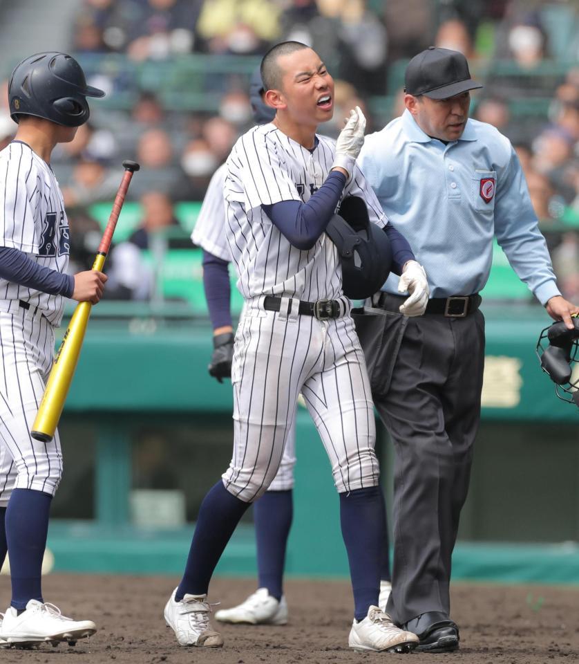 　８回、死球を受けベンチに戻る阿南光・井坂（中央）