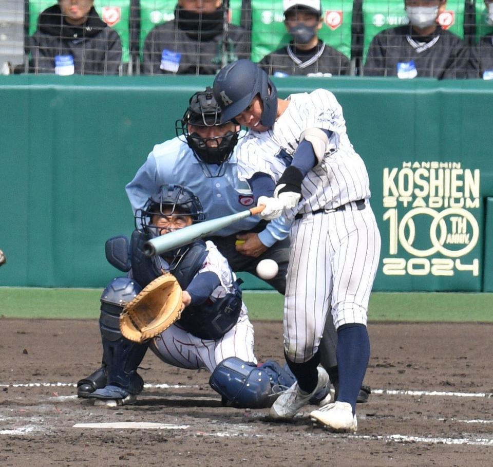 　９回、阿南光・矢藤は左前に適時打を放つ（撮影・佐々木彰尚）