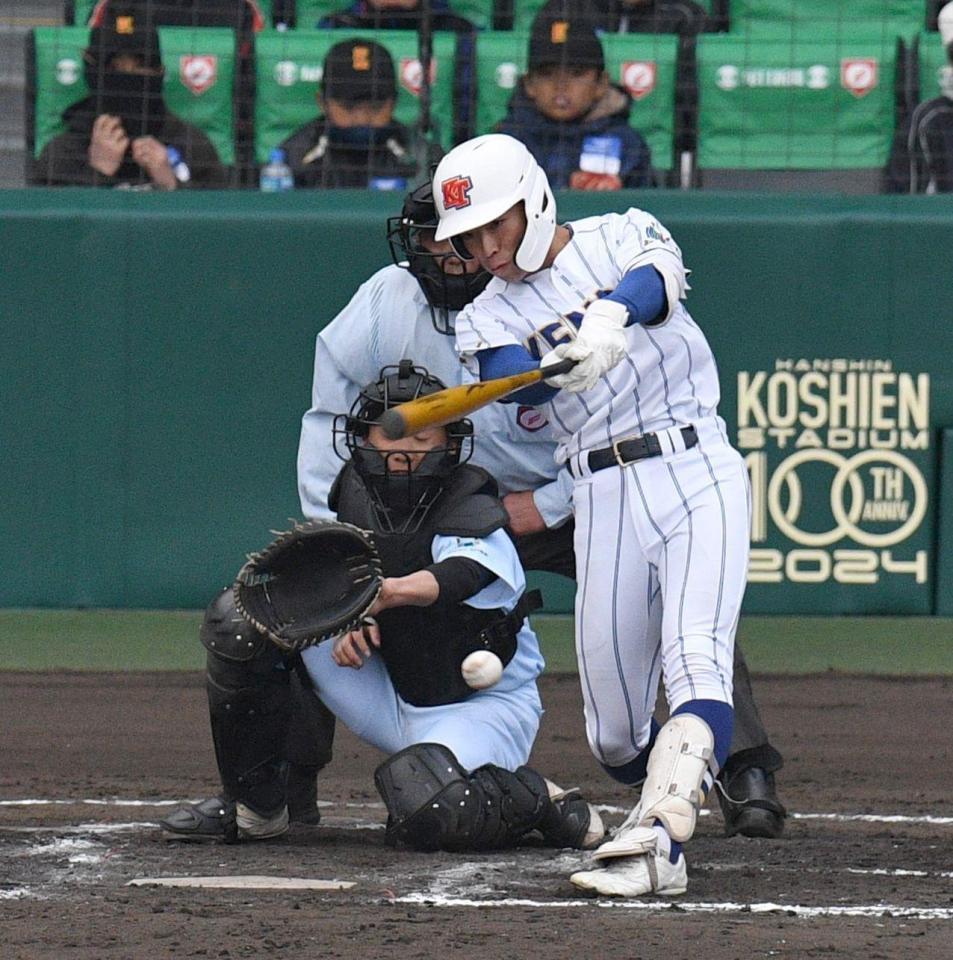 　７回、高崎健康福祉大高崎・佐々木は左前に適時打を放つ（撮影・佐々木彰尚）