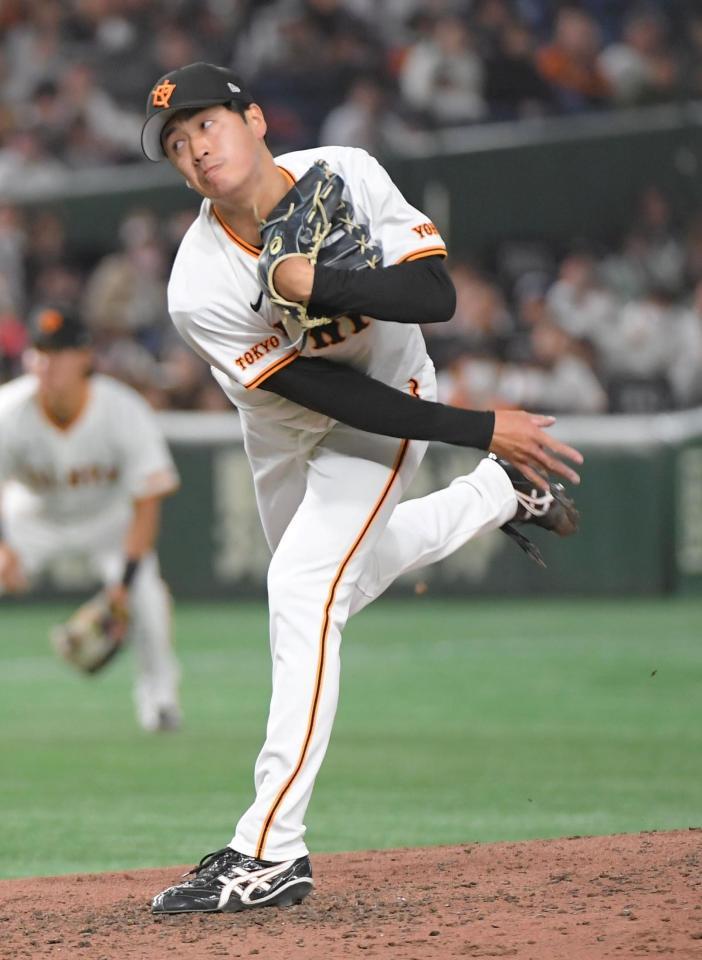 　９回、荻野に本塁打を打たれた後、３者連続三振を奪った西舘（撮影・佐藤厚）