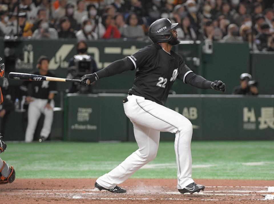 　６回、ポランコは左前に同点適時二塁打を放つ（撮影・佐藤厚）