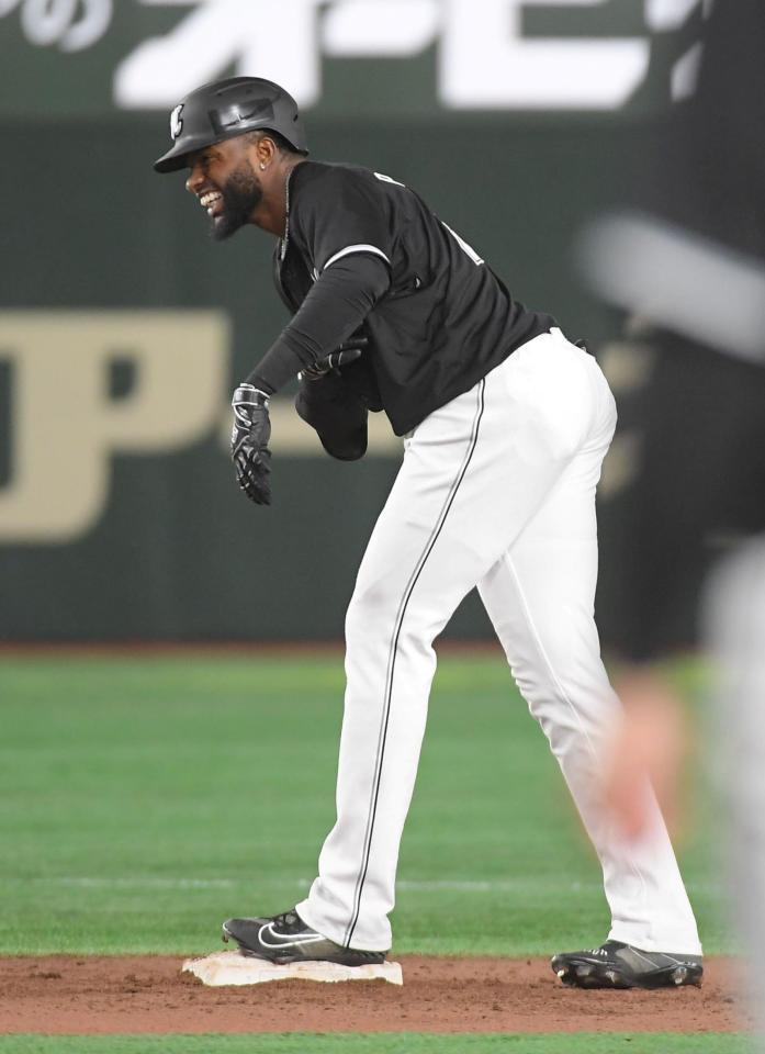 　６回、ポランコは左前に同点適時二塁打を放つ（撮影・佐藤厚）