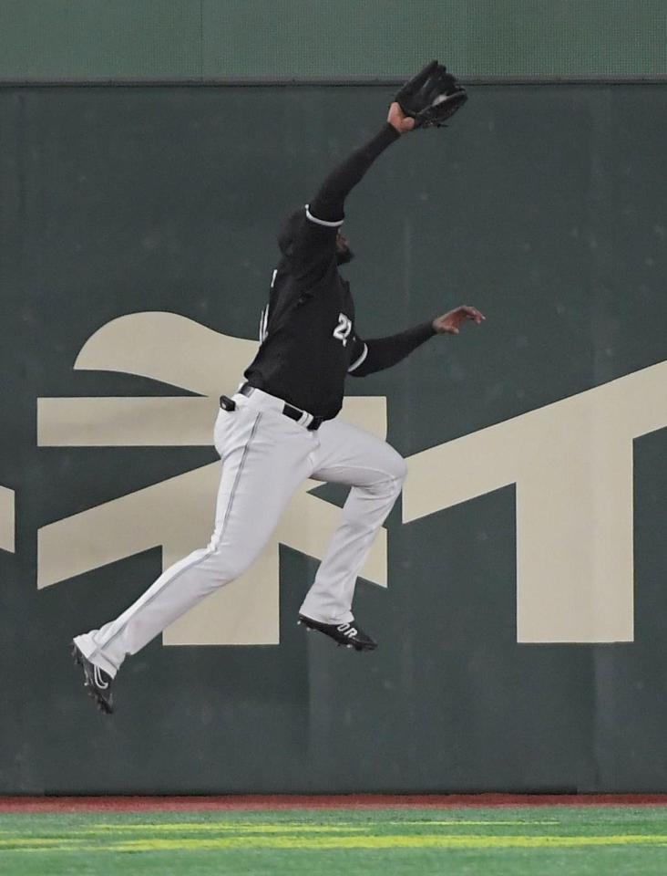 １回裏巨人１死二塁、丸佳浩の左飛を好捕するロッテ・グレゴリー・ポランコ＝東京ドーム（撮影・佐藤厚）