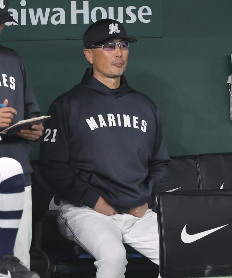 　ベンチで試合を見つめるロッテ・吉井監督