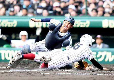 　７回、豊川・鈴木貫（６）の生還を阻止する阿南光・井坂（撮影・石井剣太郎）