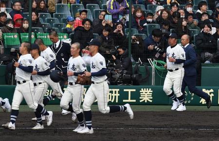 　応援席へあいさつに向かう創志学園・門馬監督（右）＝撮影・佐々木彰尚