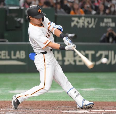 　６回、郡は左翼に走者一掃の適時二塁打を放つ（撮影・佐藤厚）