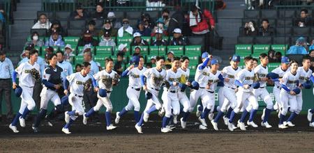 　勝利報告に向かう中央学院ナイン（撮影・佐々木彰尚）