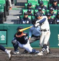 　４回、創志学園・秦は中犠飛を放つ（撮影・佐々木彰尚）