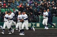 　応援席へあいさつに向かう創志学園・門馬監督（右）＝撮影・佐々木彰尚