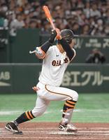 　６回、佐々木は中前に２点適時安打を放つ（撮影・佐藤厚）