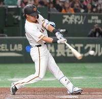 　６回、郡は左翼に走者一掃の適時二塁打を放つ（撮影・佐藤厚）