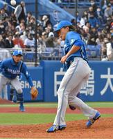 　８回、武岡の打球を福田俊が右膝下に受け、ボール高く跳ね上がる（撮影・持木克友）