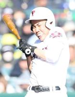 　７回、死球を受ける耐久・冷水孝輔（撮影・石井剣太郎）