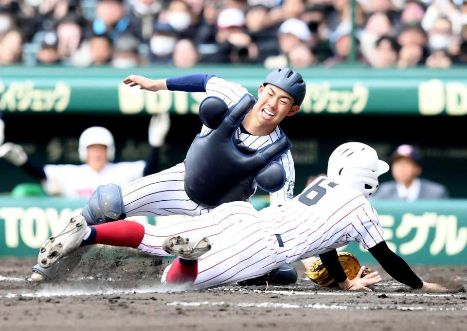 　７回、豊川・鈴木貫（６）の生還を阻止する阿南光・井坂（撮影・石井剣太郎）