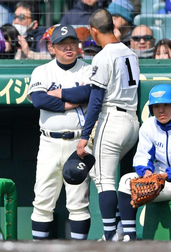 　６回裏を終え、山口（右）に声を掛ける創志学園の門馬監督