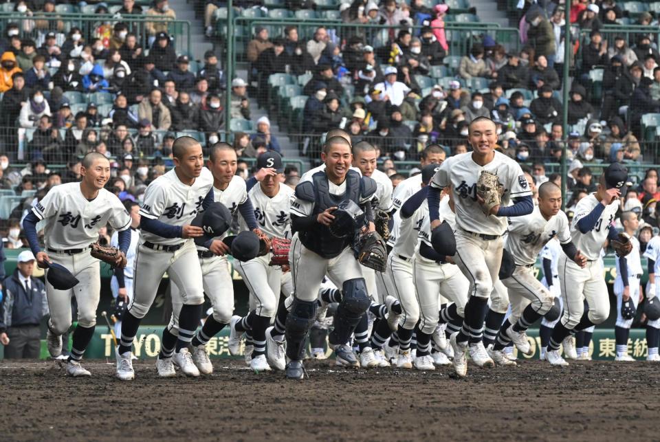 　試合を制し、笑顔の創志学園ナイン（撮影・石井剣太郎）